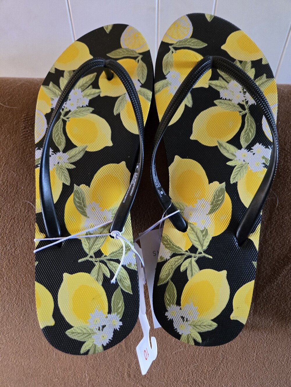 Shade & Shore Women's Black Flip-Flop Sandals with Yellow Lemon Print